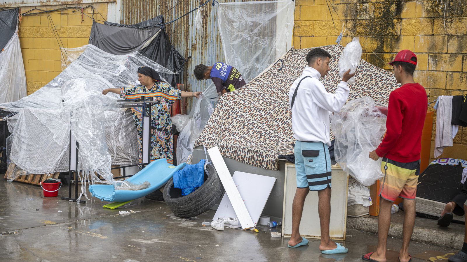 Migrants acampats en les naus del Tarajal, el 21 d’agost de 2026, a Ceuta
