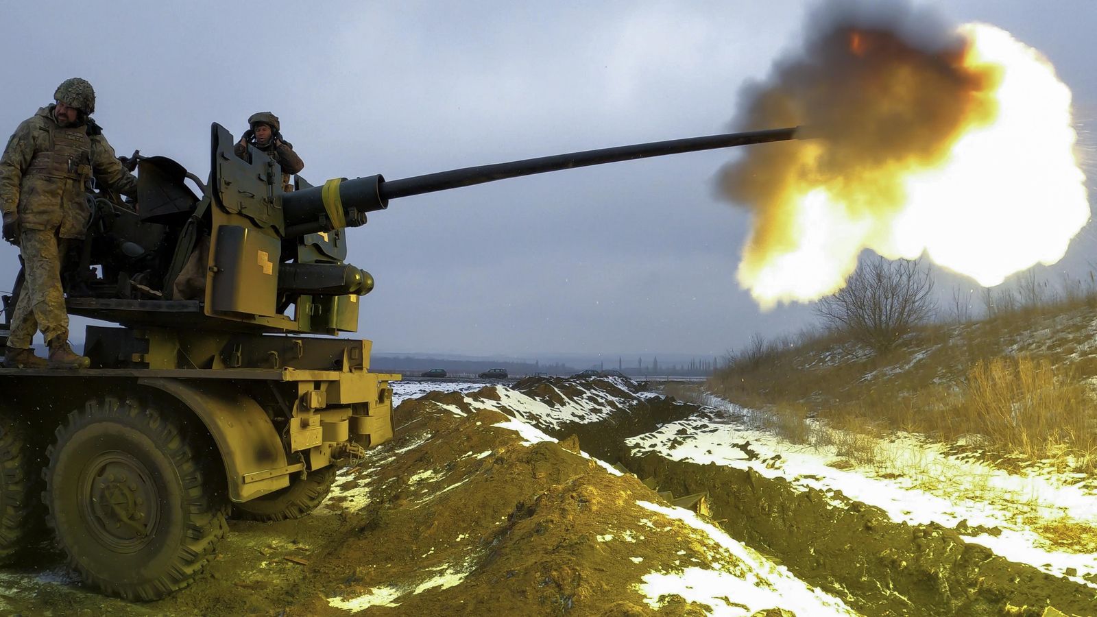 Soldats ucraïnesos disparen una arma antiaèria en una posició prop de Bakhmut, regió de Donetsk, est d'Ucraïna