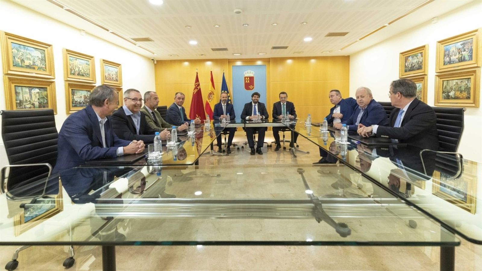 En el centre de la taula, el president de Múrcia, Fernando López Miras durant la reunió amb representants empresarials i sindicals