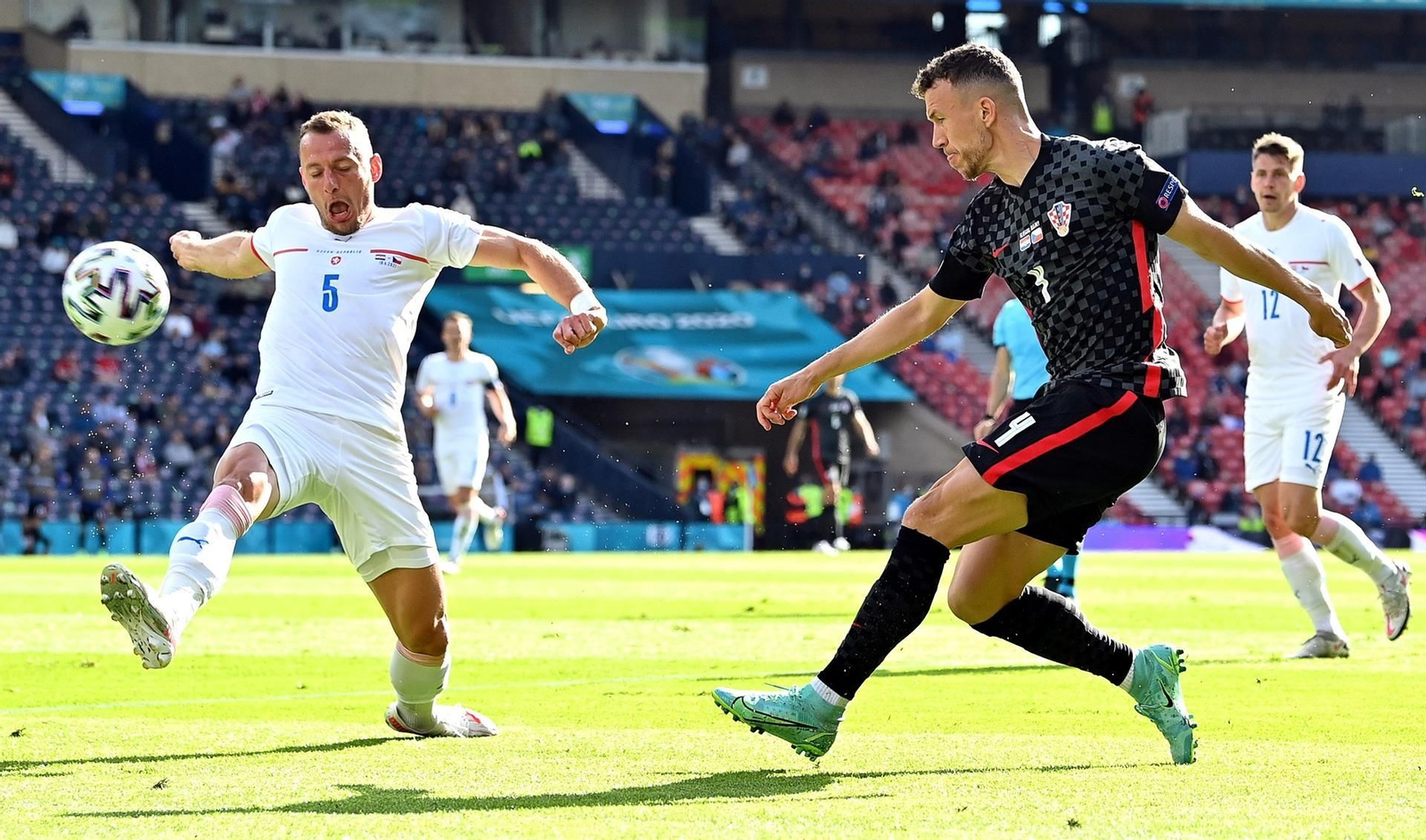 Perisic i Coufal, en una acció del partit