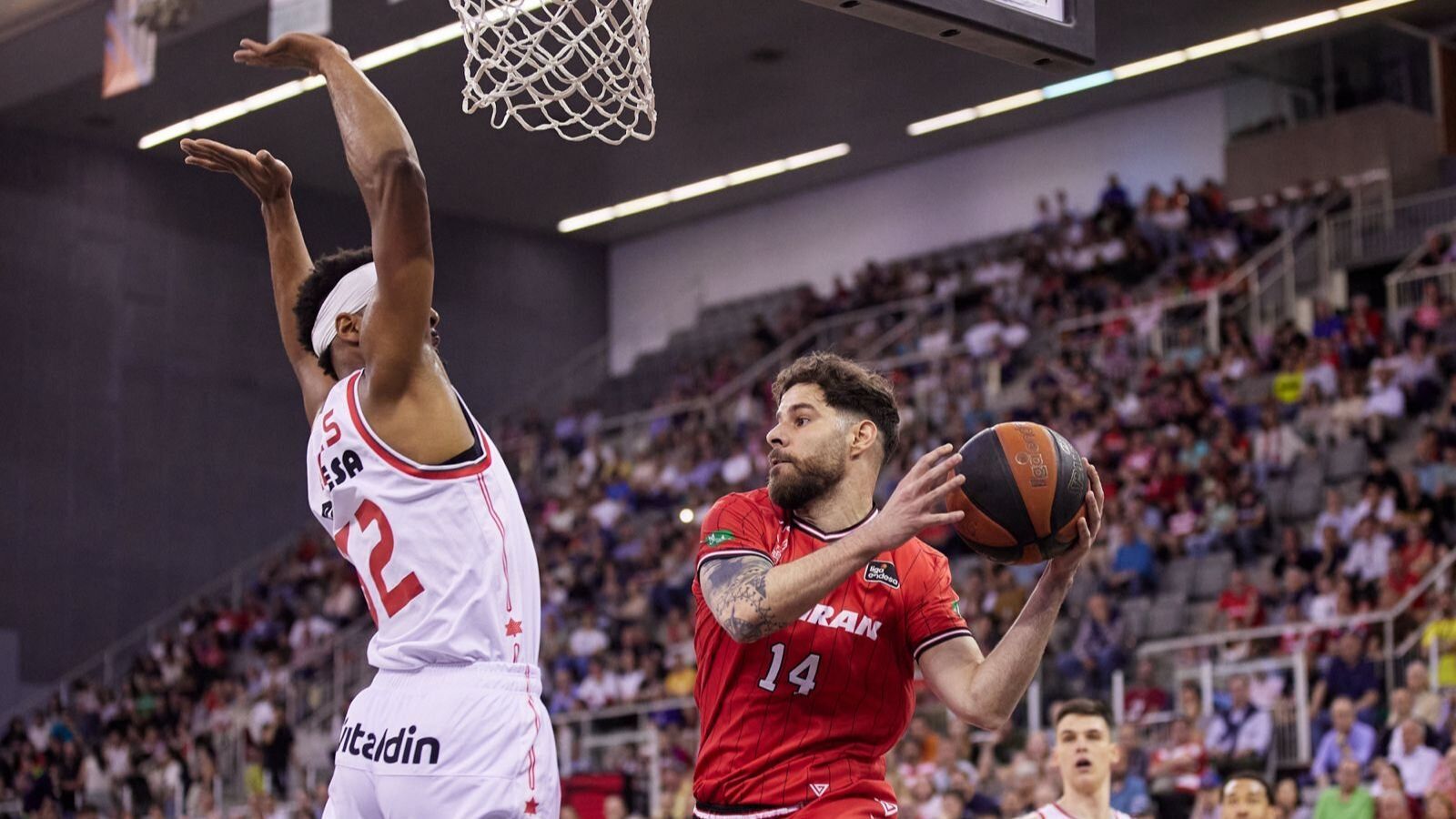 Davies, en una acció defensiva