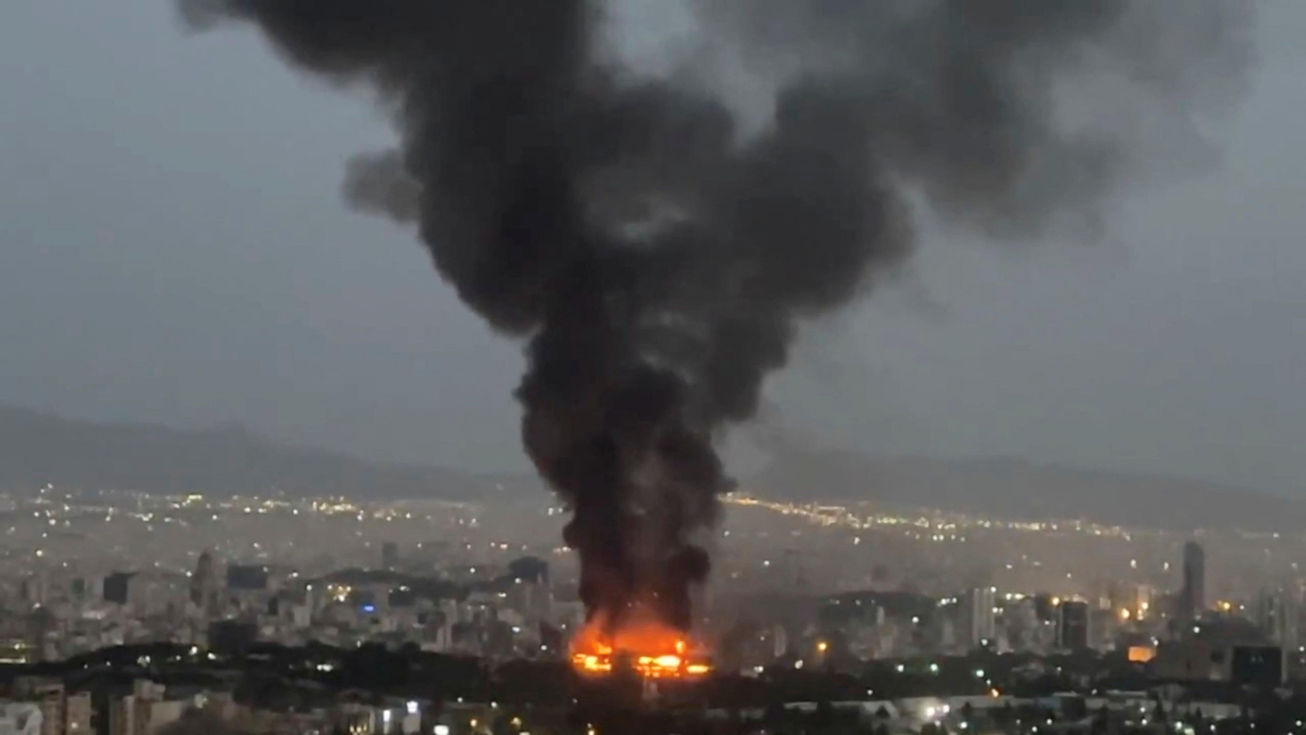Un edifici incendiat a Teheran després de la guerra aèria entre Israel i l'Iran Un edifici incendiat a Teheran després de la guerra aèria entre Israel i l'Iran