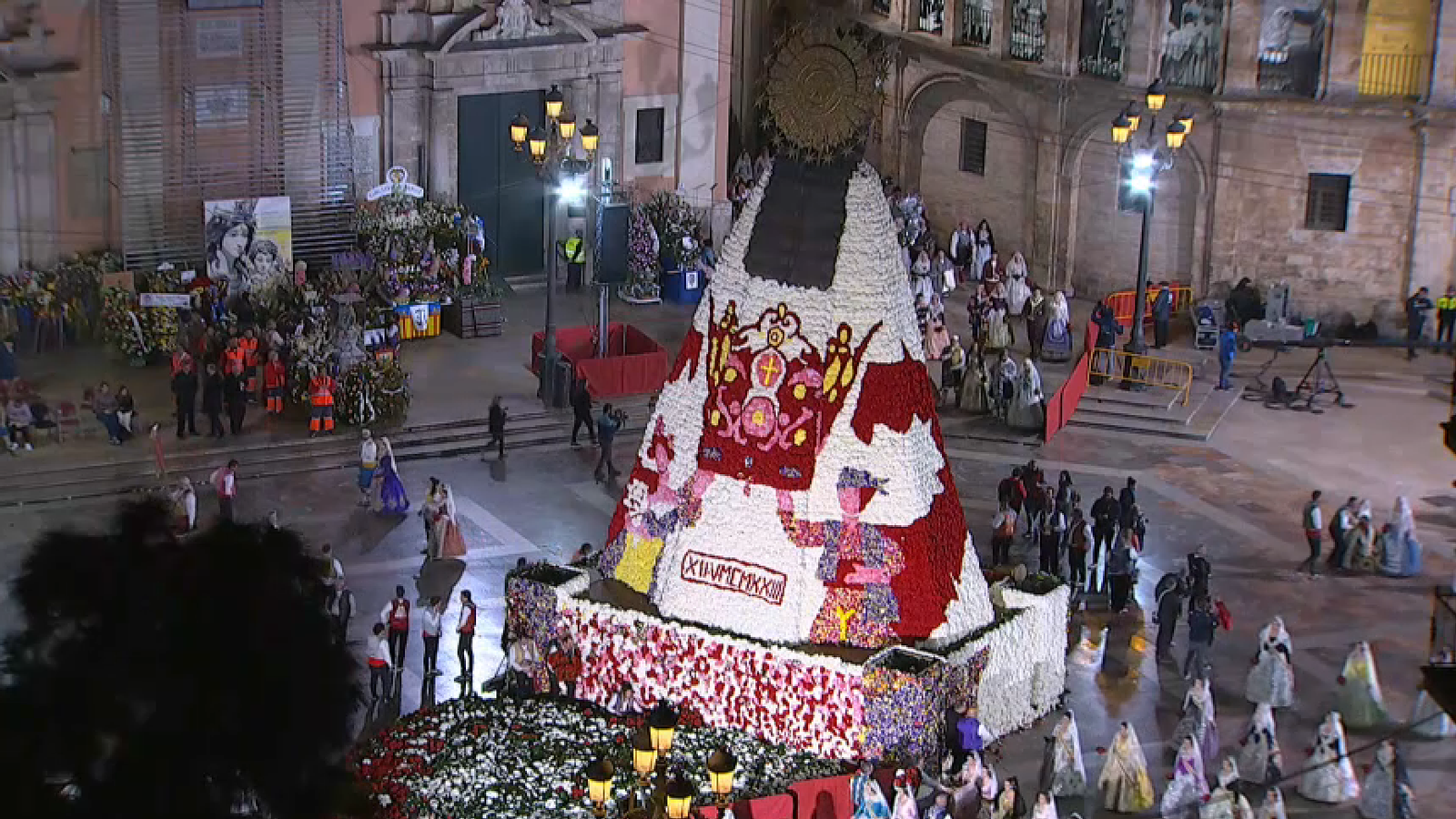 El mantell de la Mare de Déu acabat