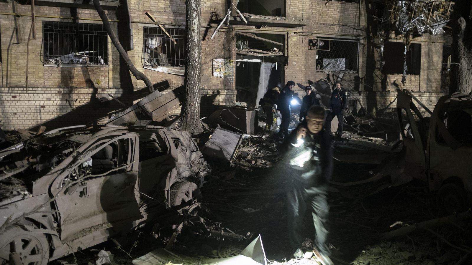 Edifici residencial destruït després d'un atac de Rússia a la capital d'Ucraïna