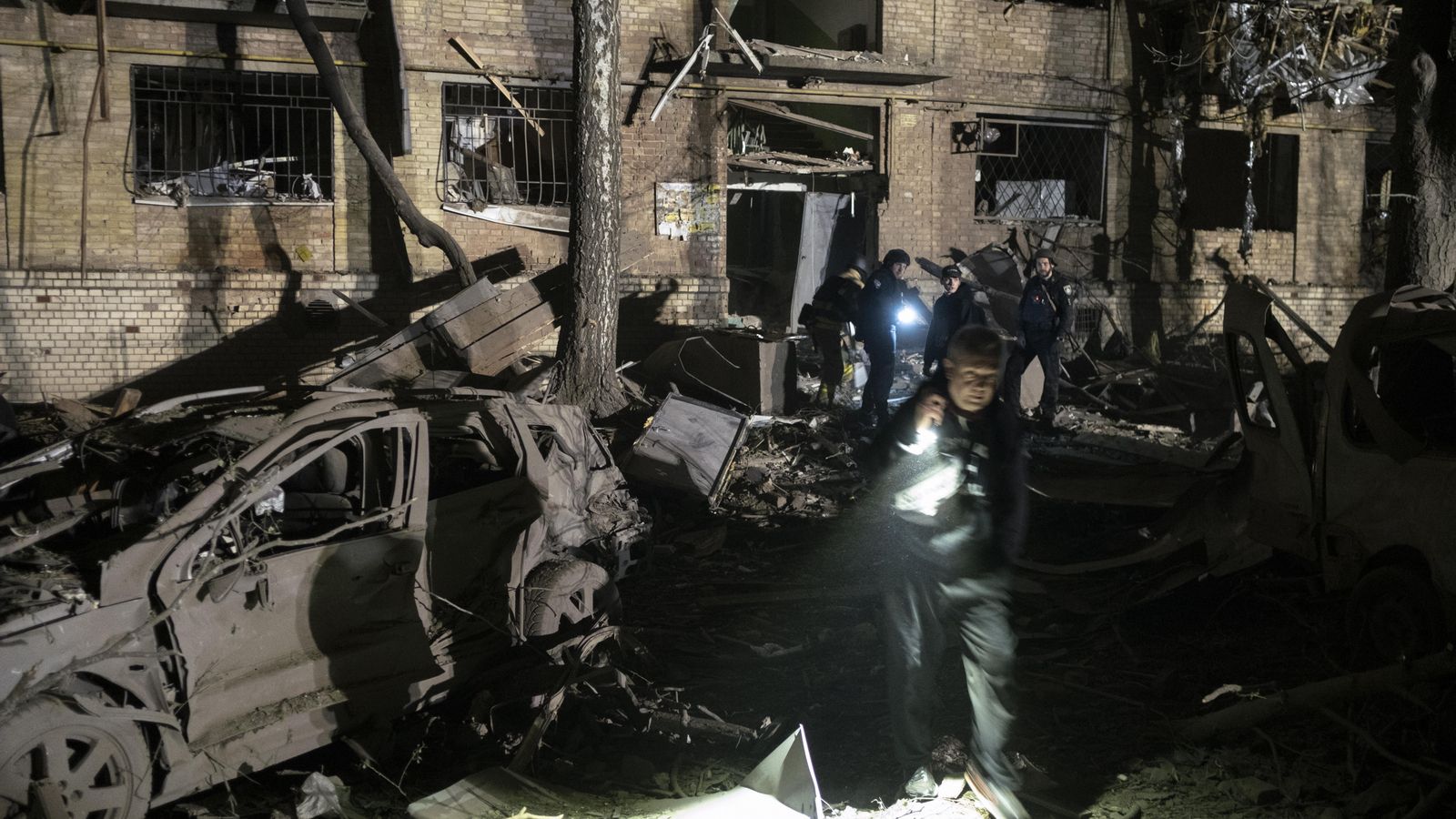 Edifici residencial destruït després d'un atac de Rússia a la capital d'Ucraïna Edifici residencial destruït després d'un atac de Rússia a la capital d'Ucraïna