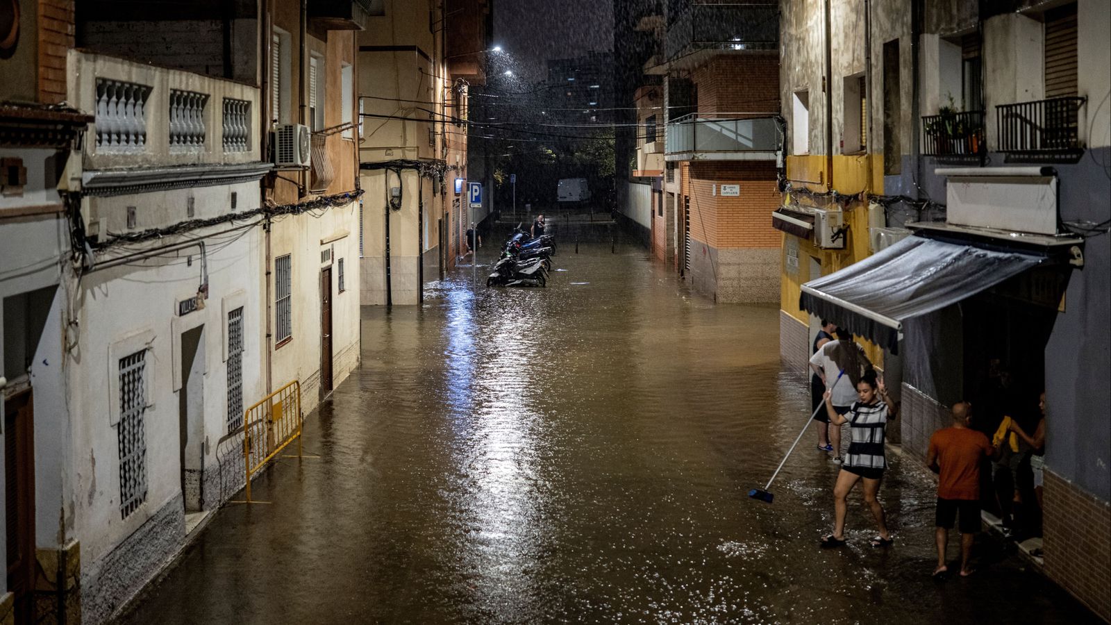 Un carrer de l'Hospitalet del Llobregat durant les pluges