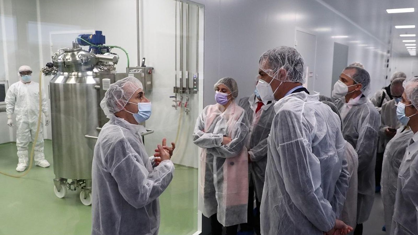 Pedro Sánchez visitant les instal·lacions d'Hipra a Girona