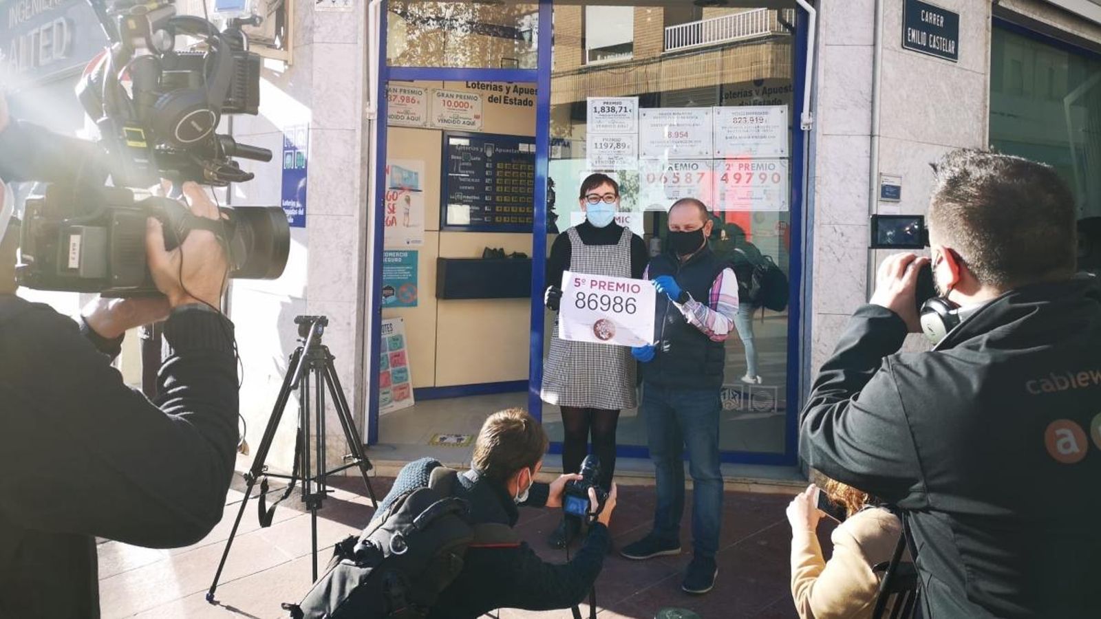 El responsable de l'administració núm.1 de Novelda posa amb una de les premiades