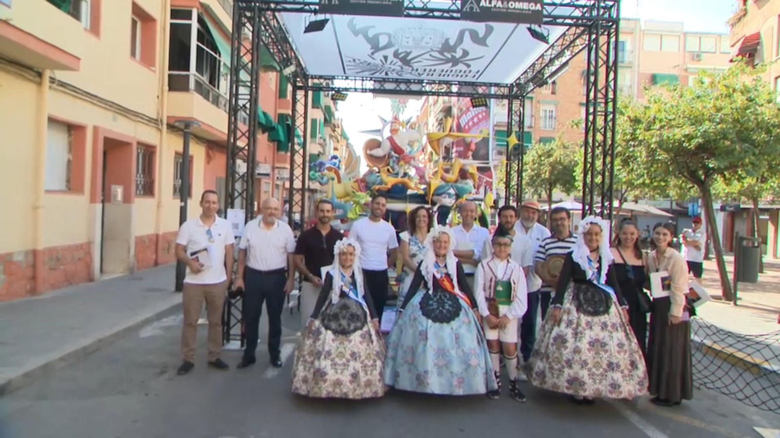 El jurat d'infantil visita la foguera Les Carolines