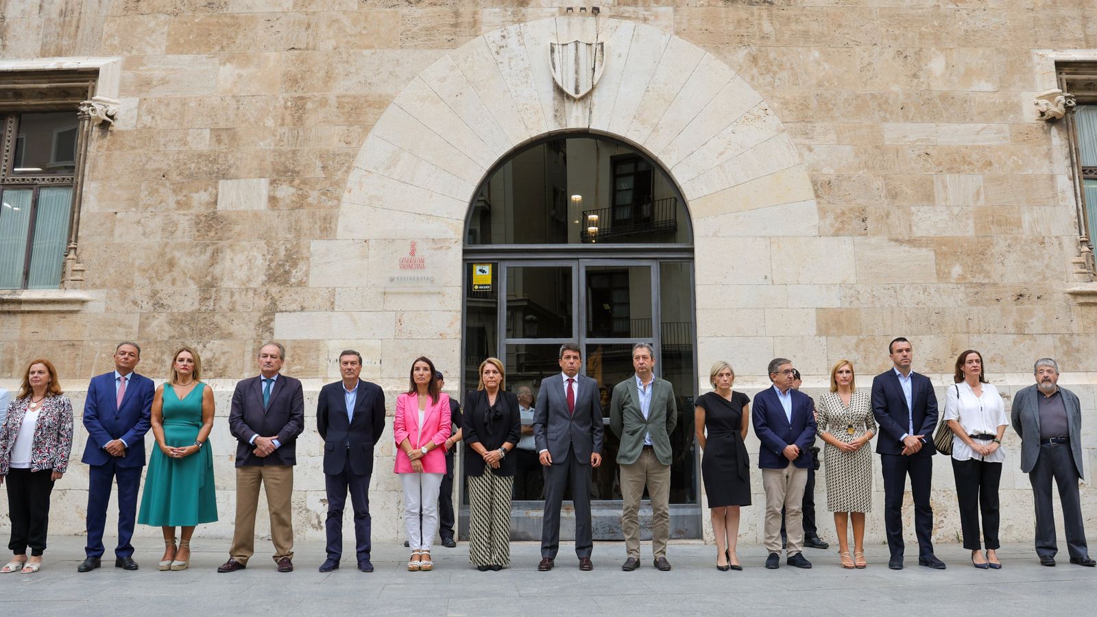 El Consell, a les portes del Palau de la Generalitat, aquest dimarts