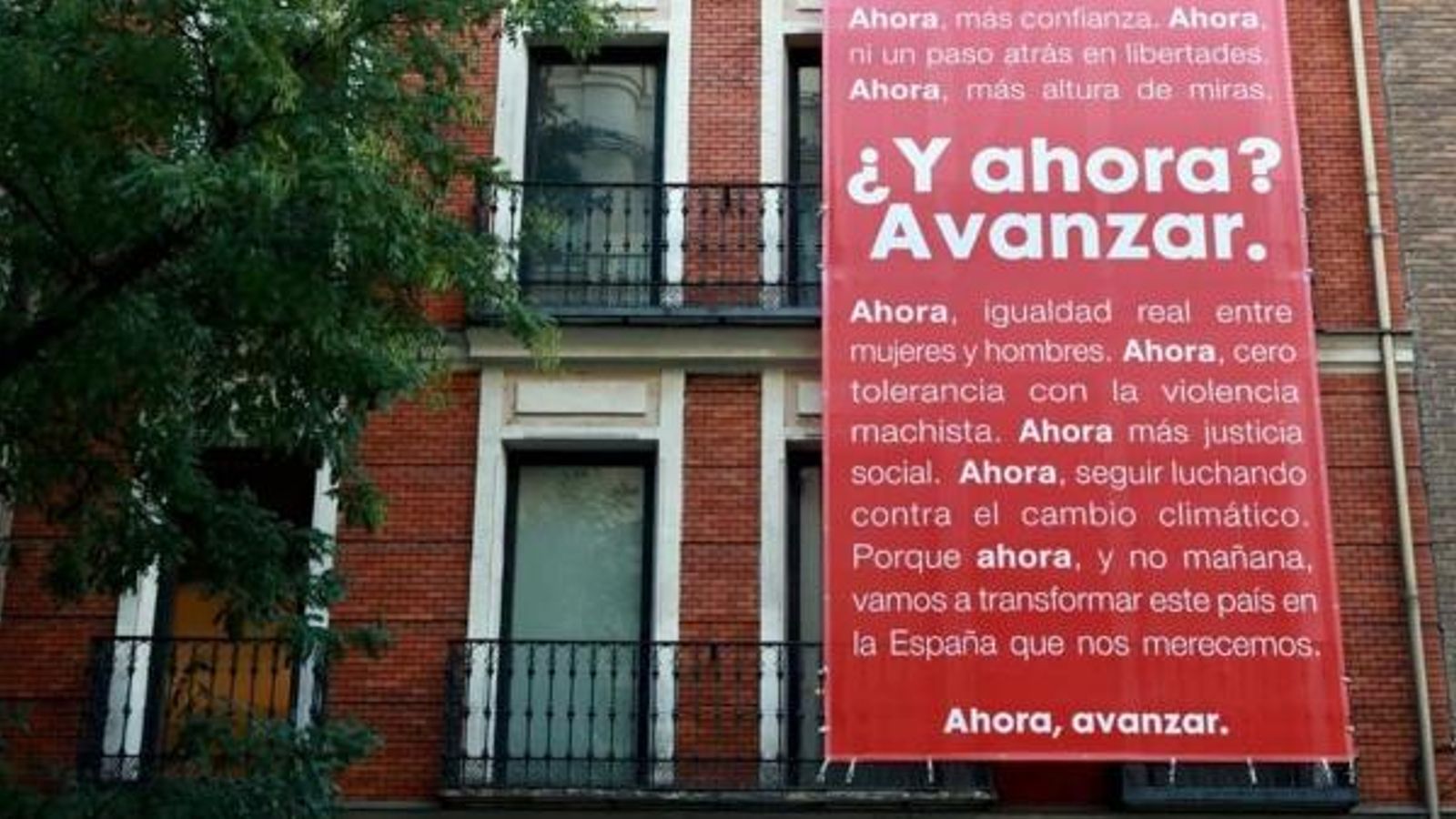 En imatge, en cartell desplegat a la seu del PSOE amb el lema de campanya per al 10N