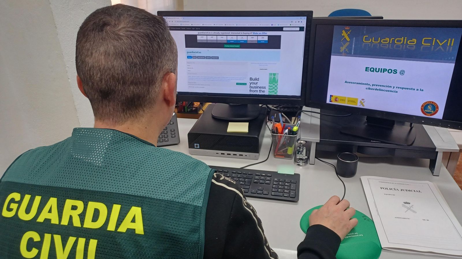 Imatge d'un agent de la Guàrdia Civil realitzant labors d'investigació.