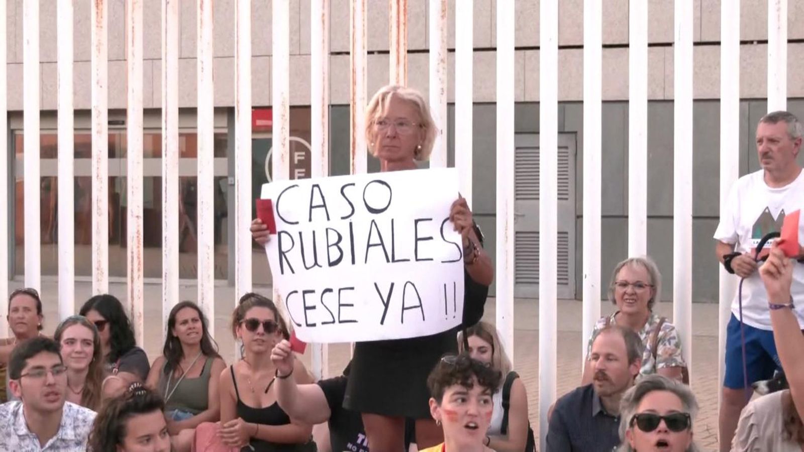 Una dona ensenya una pancarta demanant el cessament de Luis Rubiales