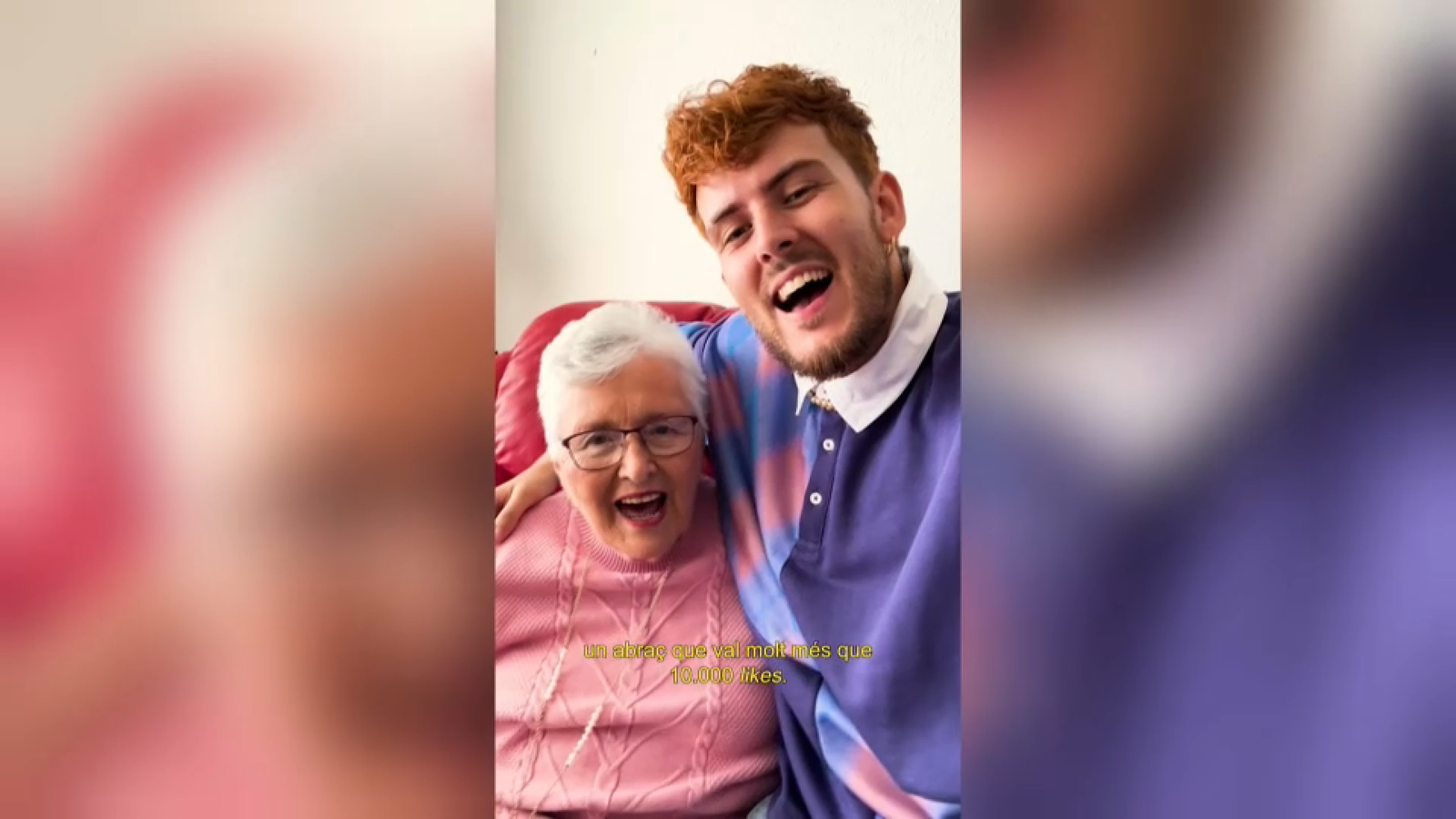 El creador de contingut Cabrafotuda i la iaia en el vídeo musical de "1414"