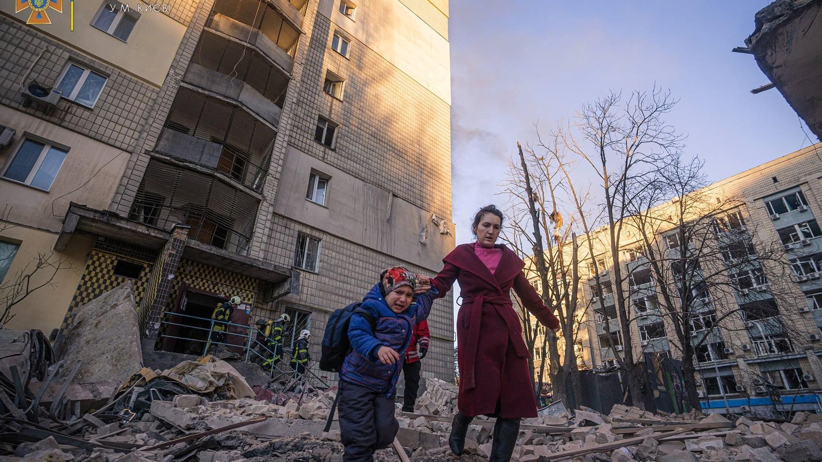 Una dona i un xiquet són evacuats d'un edifici residencial a Kíiv després d'un bombardeig Una dona i un xiquet són evacuats d'un edifici residencial a Kíiv després d'un bombardeig