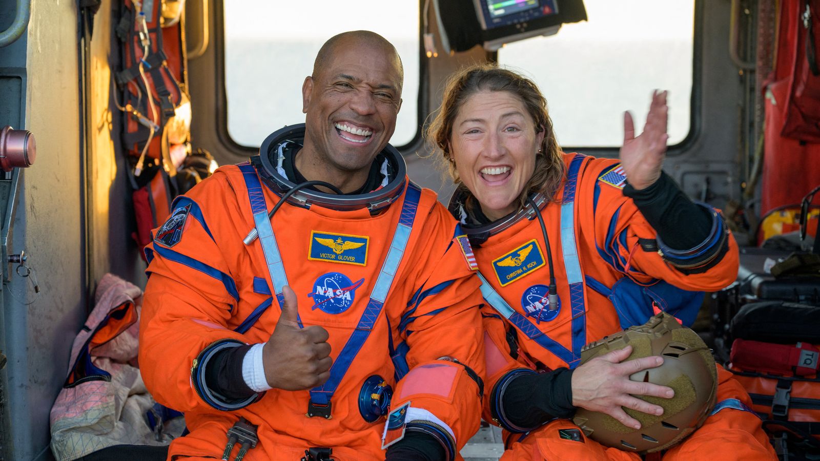Els astronautes de la NASA Victor Glover i Christina Koch a bord d’un helicòpter Seahawk després de ser rescatats de la nau Òrion al Pacífic, davant la costa de Califòrnia.