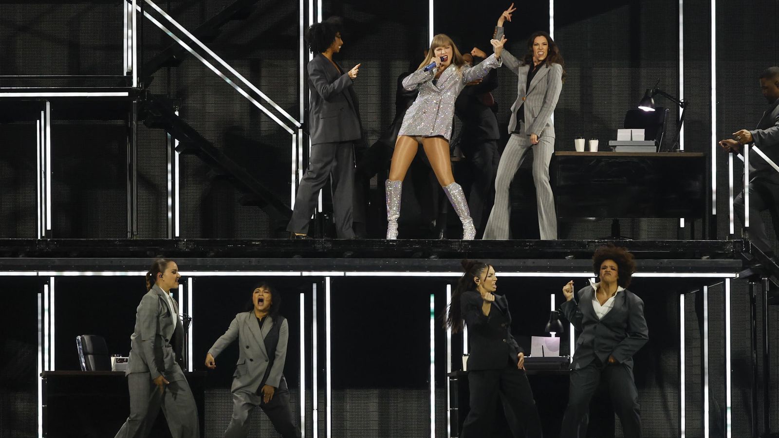 L'artista va interpretar 45 temes al llarg de les tres hores que va durar el seu concert