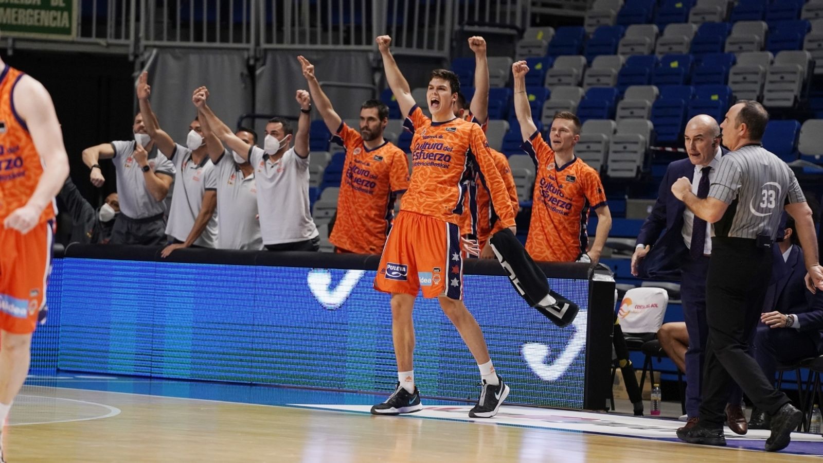 Els jugadors del València Basket celebren una canasta en l'últim partit davant l'Unicaja