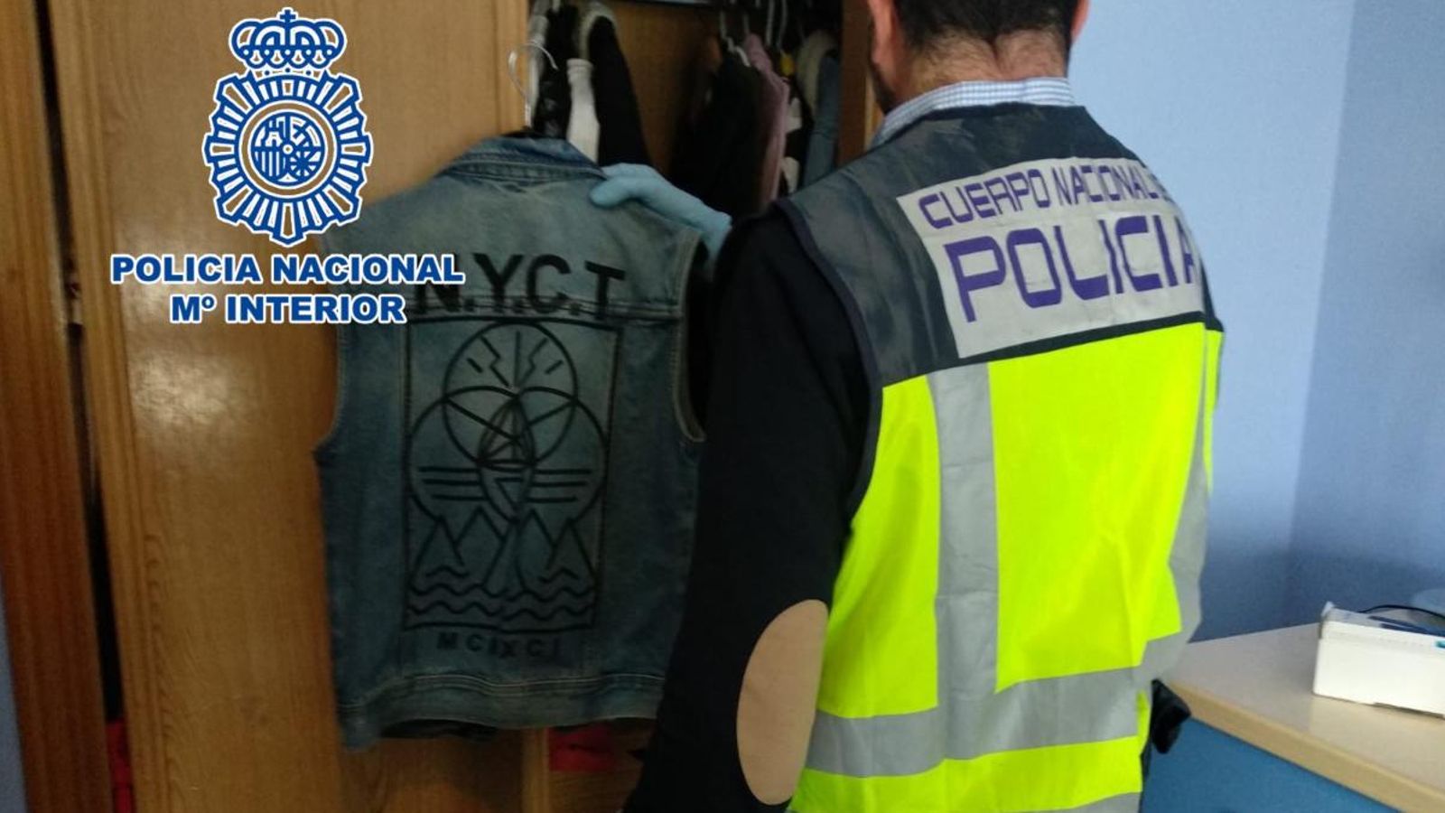 Agent de policia durant el registre domiciliari a Sant Vicent del Raspeig