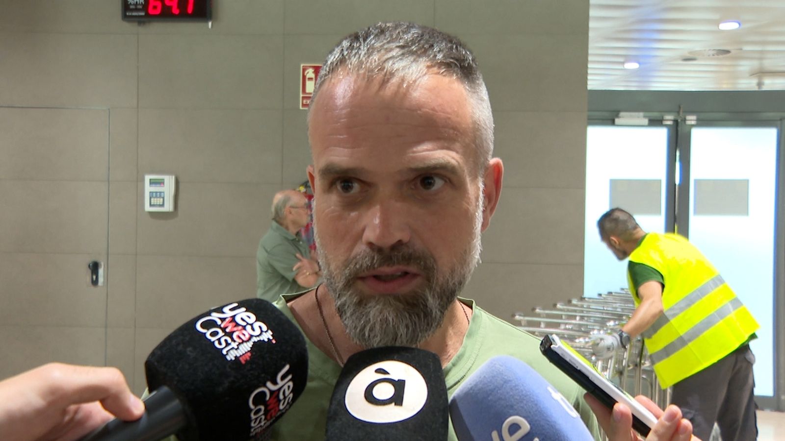 Metge valencià a l'aeroport de Manises després de quatre mesos a Gaza