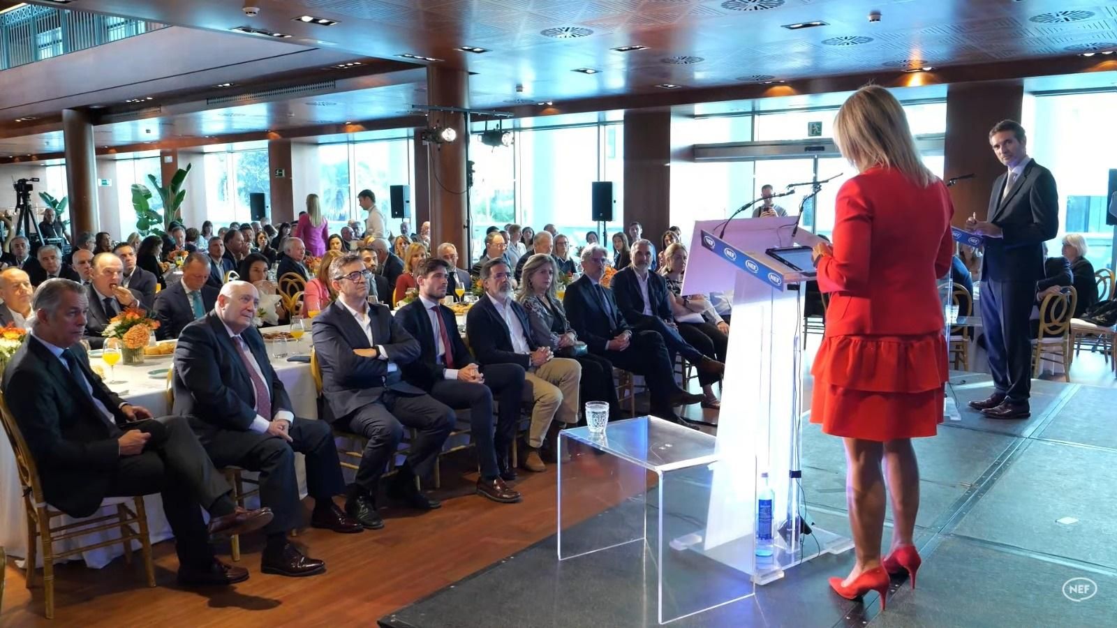 Nuria Montes es dirigeix als empresaris en el Fòrum Europa Tribuna Mediterrània celebrat a València.