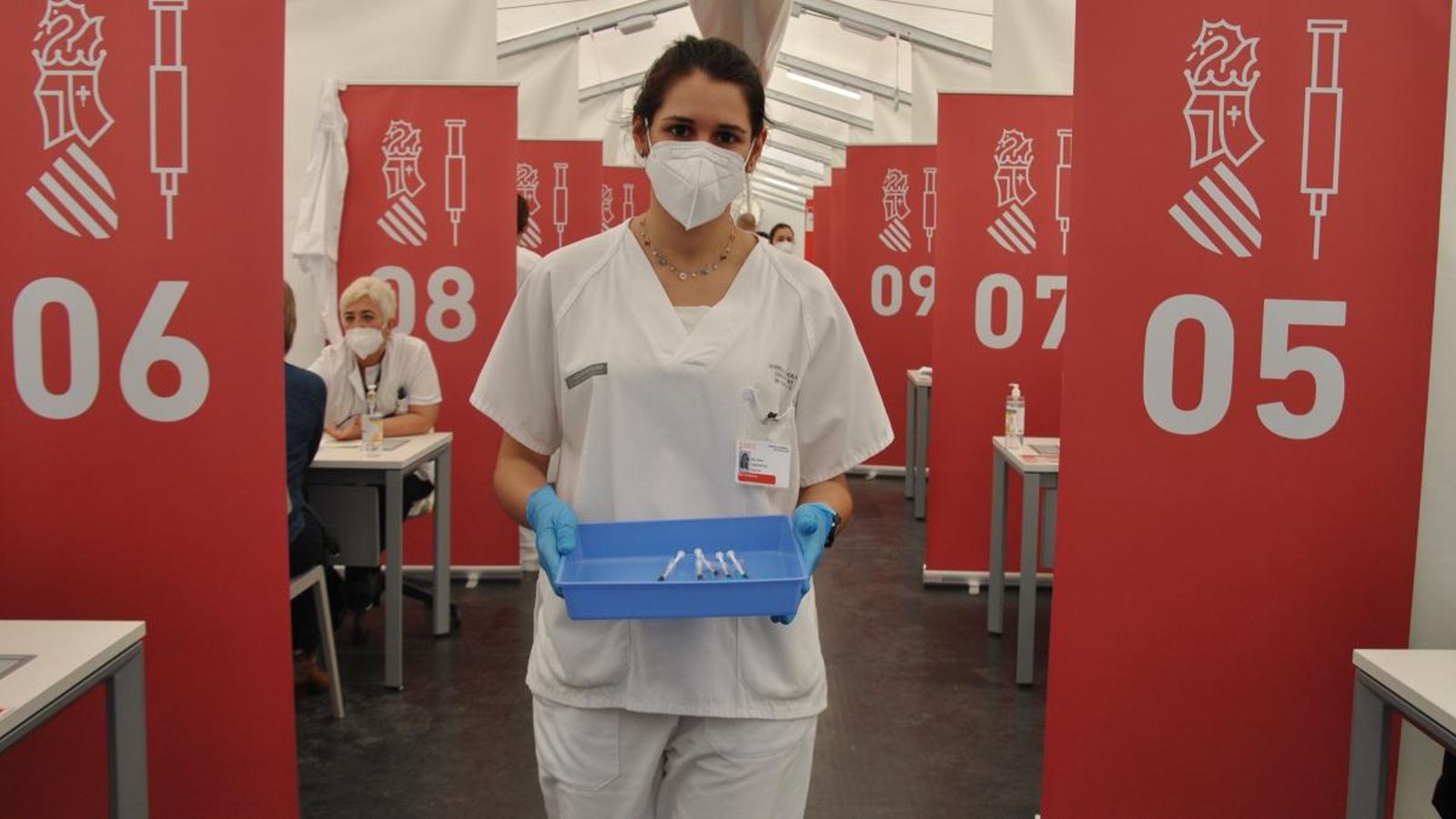 Una infermera amb una safata de vacunes a l'hospital de campanya de Castelló