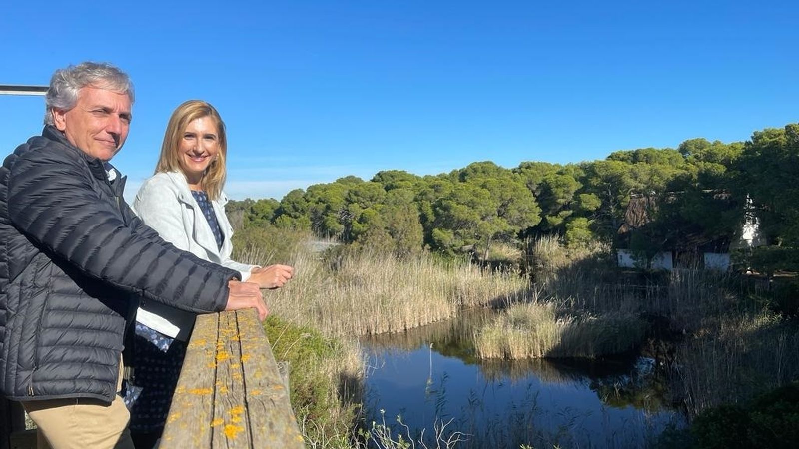 El director general del Medi Natural, Raúl Mérida, al costat de la consellera de Medi Ambient, Salomé Pradas