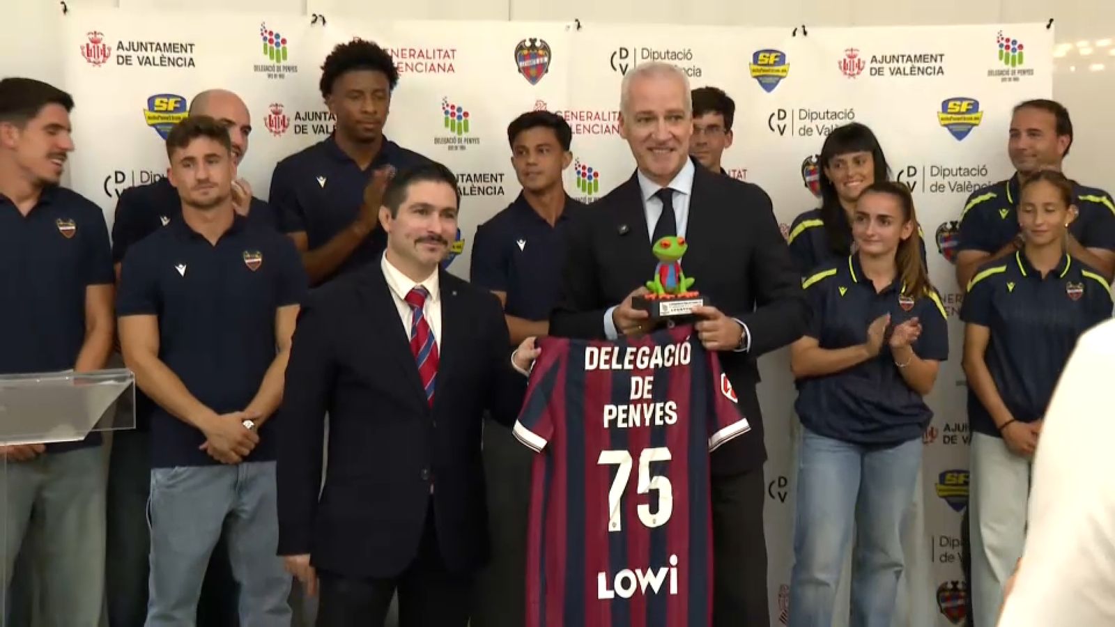 El president del Llevant, Pablo Sánchez, acompanyat de Ramón Escolano, president de les penyes