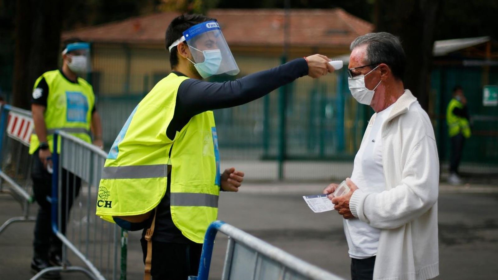 Controls de temperatura a a l'estadi de futbol Ennio Tardini, abans del partit de la Seria A entre el Parma i el Nàpols
