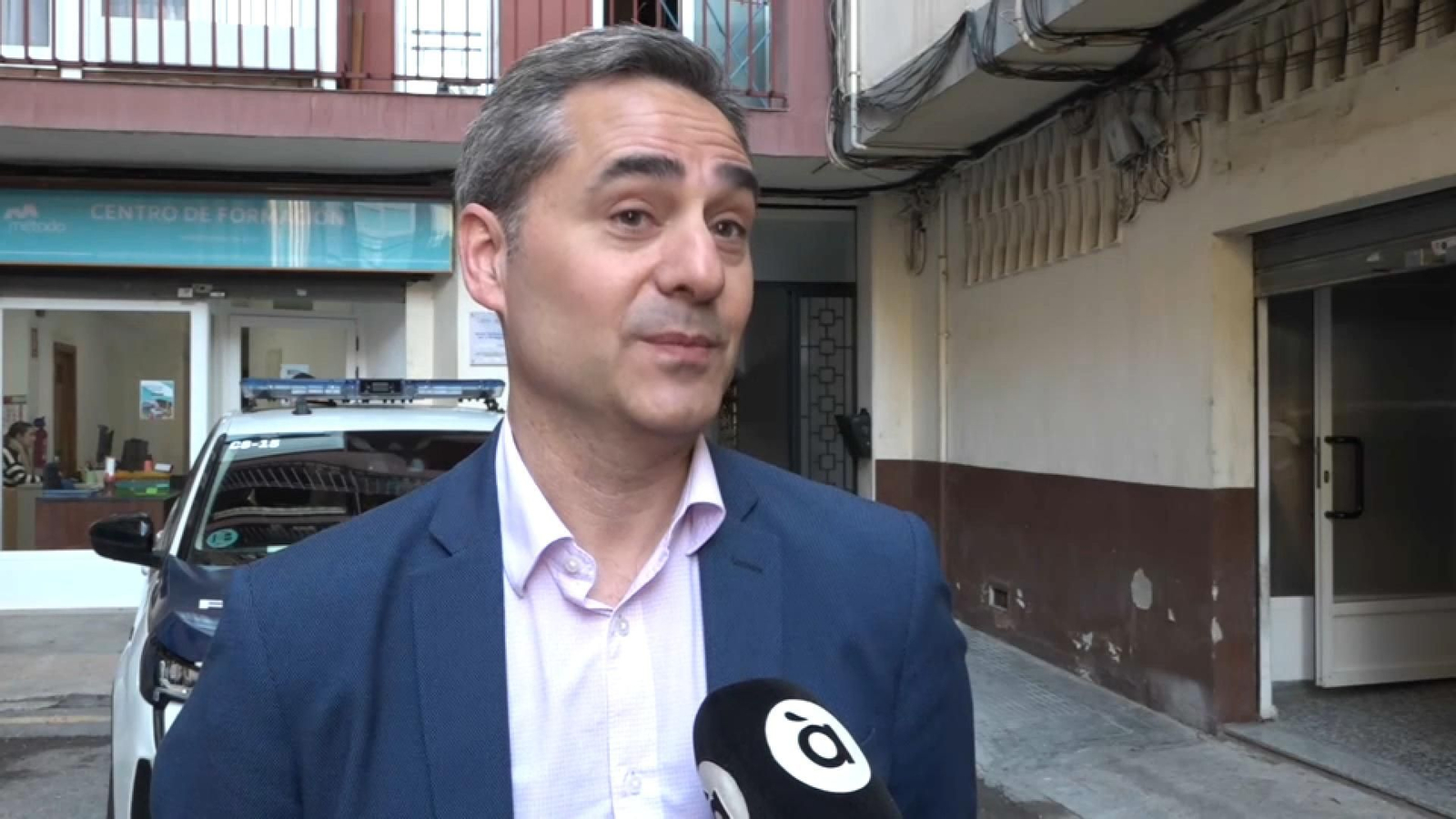 El regidor de Seguretat i Emergències, Antonio Ortolá, ha visitat este dijous l'edifici incendiat