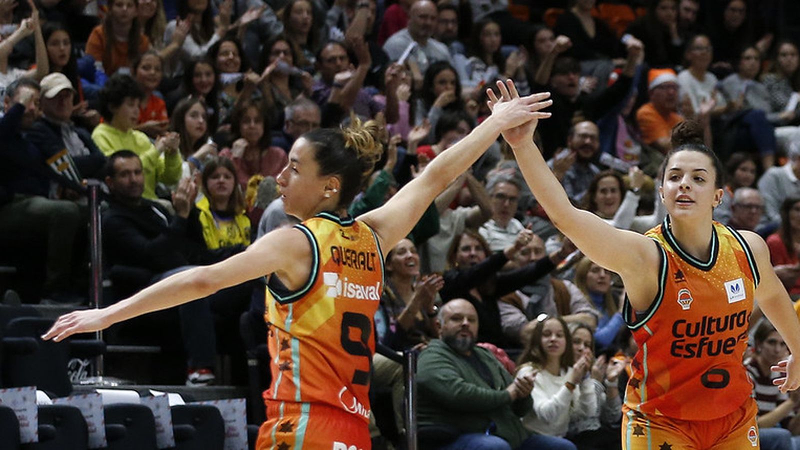 Queralt Casas i Elena Buenavida es xoquen les mans