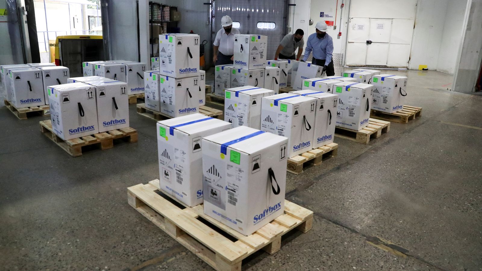 Caixes amb vacunes de Pfizer-BioNTech preparades per al seu enviament