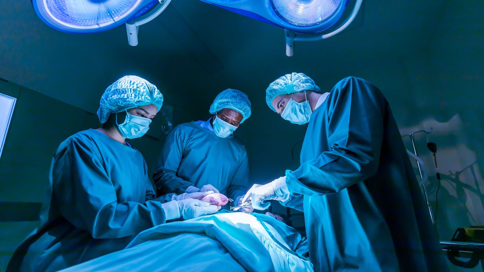 Imatge d'arxiu de metges durant una operació