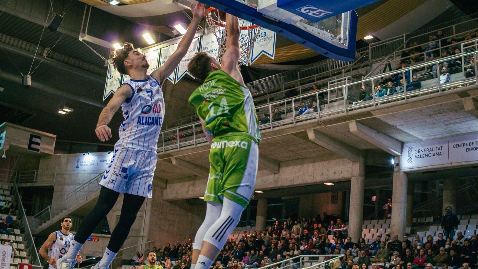 Hook fa una cistella davant la defensa de Guillem Arcos