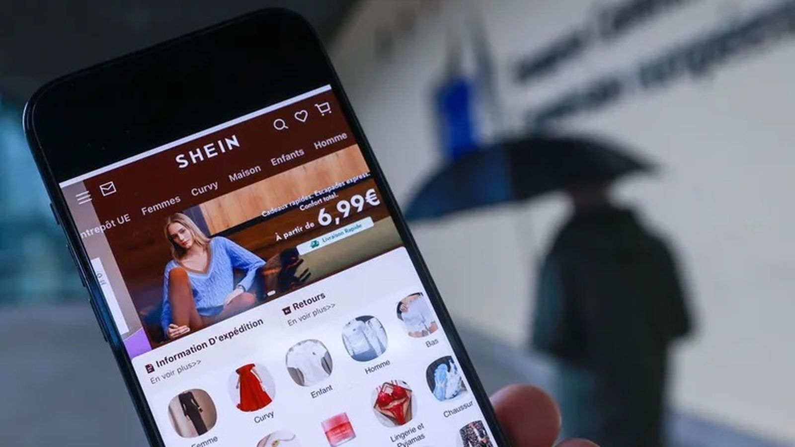Un telèfon mòbil amb la pàgina web de Shein, una de les plataformes afectades per la nova taxa que la UE aplica als paquets de baix valor importats de fora del bloc