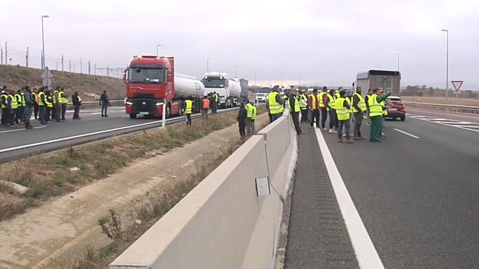 Grup de llauradors que aquest dijous ocupava part de l'autovia A-3 i obligaven a parades intermitents del trànsit