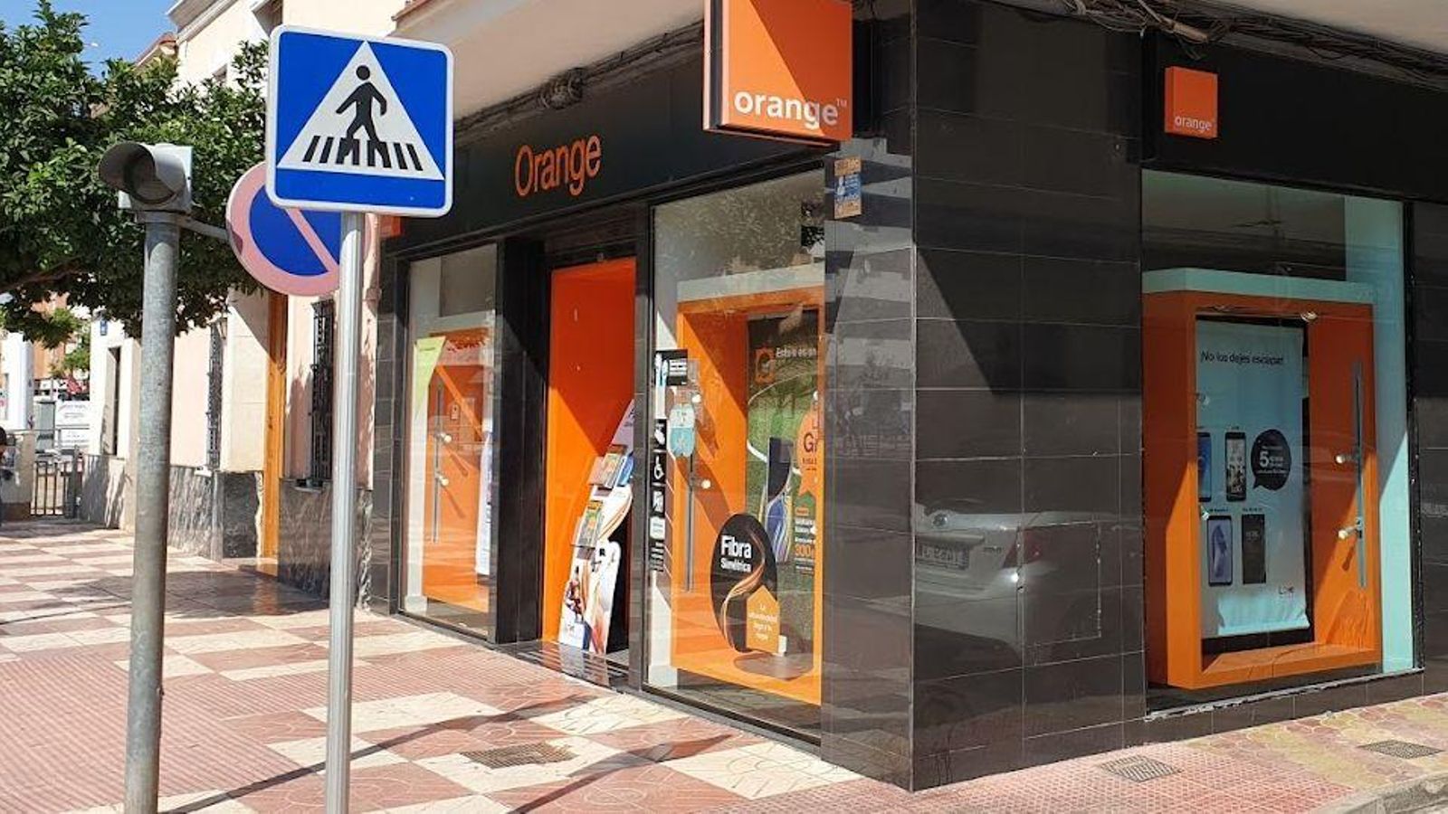 Imatge d'arxiu de la tenda de telefonia d'Orange a Puçol