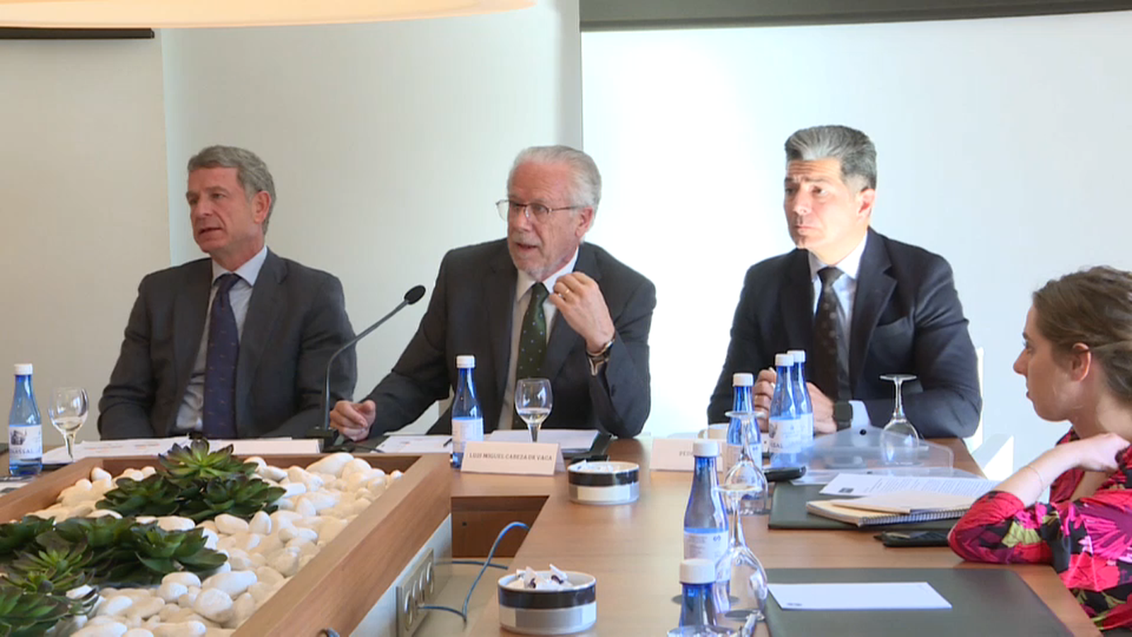 D'esquerra a dreta: Alejandro Landaluce (director general de Cejuego), Luis Miguel Cabeza de Vaca (director de Relacions Institucionals de Codere) i Pedro García (secretari general d’Orenes).