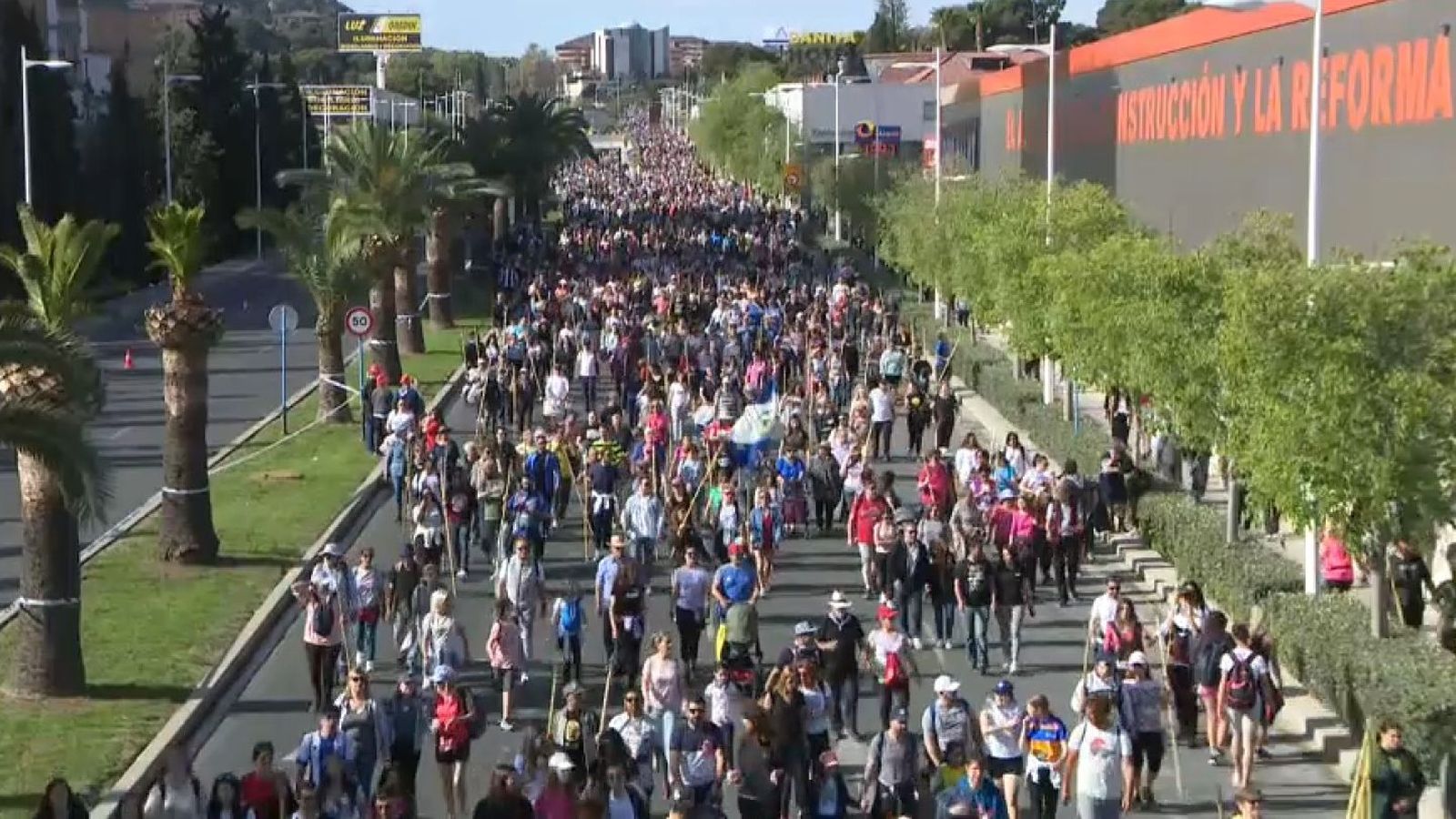 Milers de romeus ixen de la ciutat en direcció a la Santa Faç aquest dijous per a complir amb la tradicional visita a la relíquia