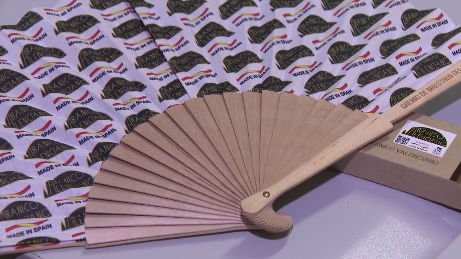 Un palmito artesanal amb el nou logotip que identifica la marca dels ventalls artesanals fets a la Comunitat Valenciana