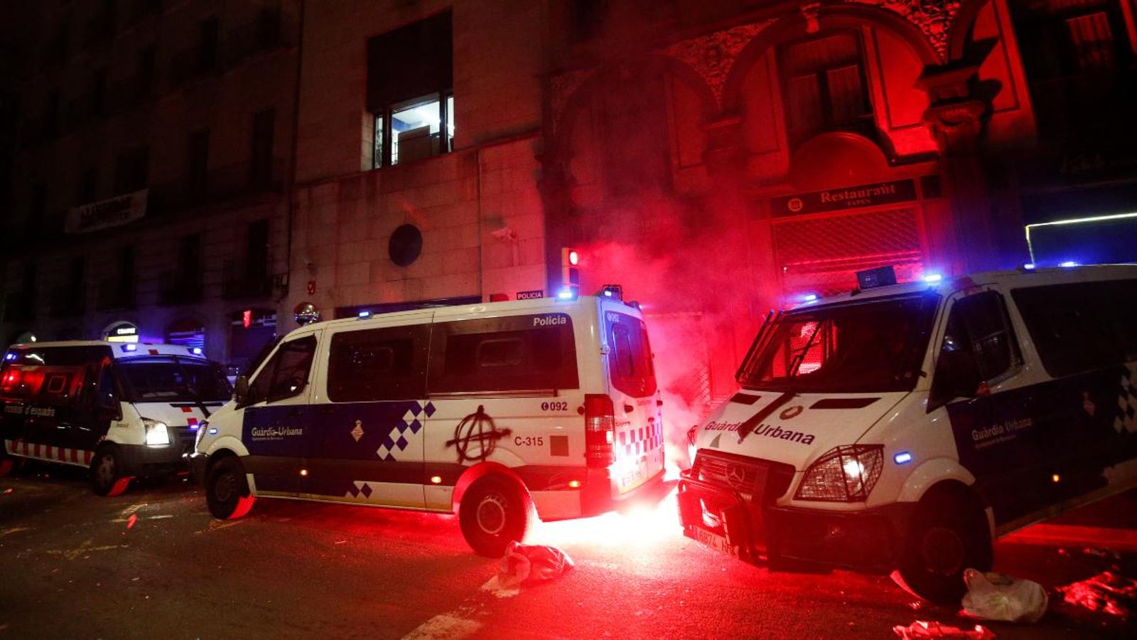 Furgó de la Guàrdia Urbana cremat per persones encaputxades.
