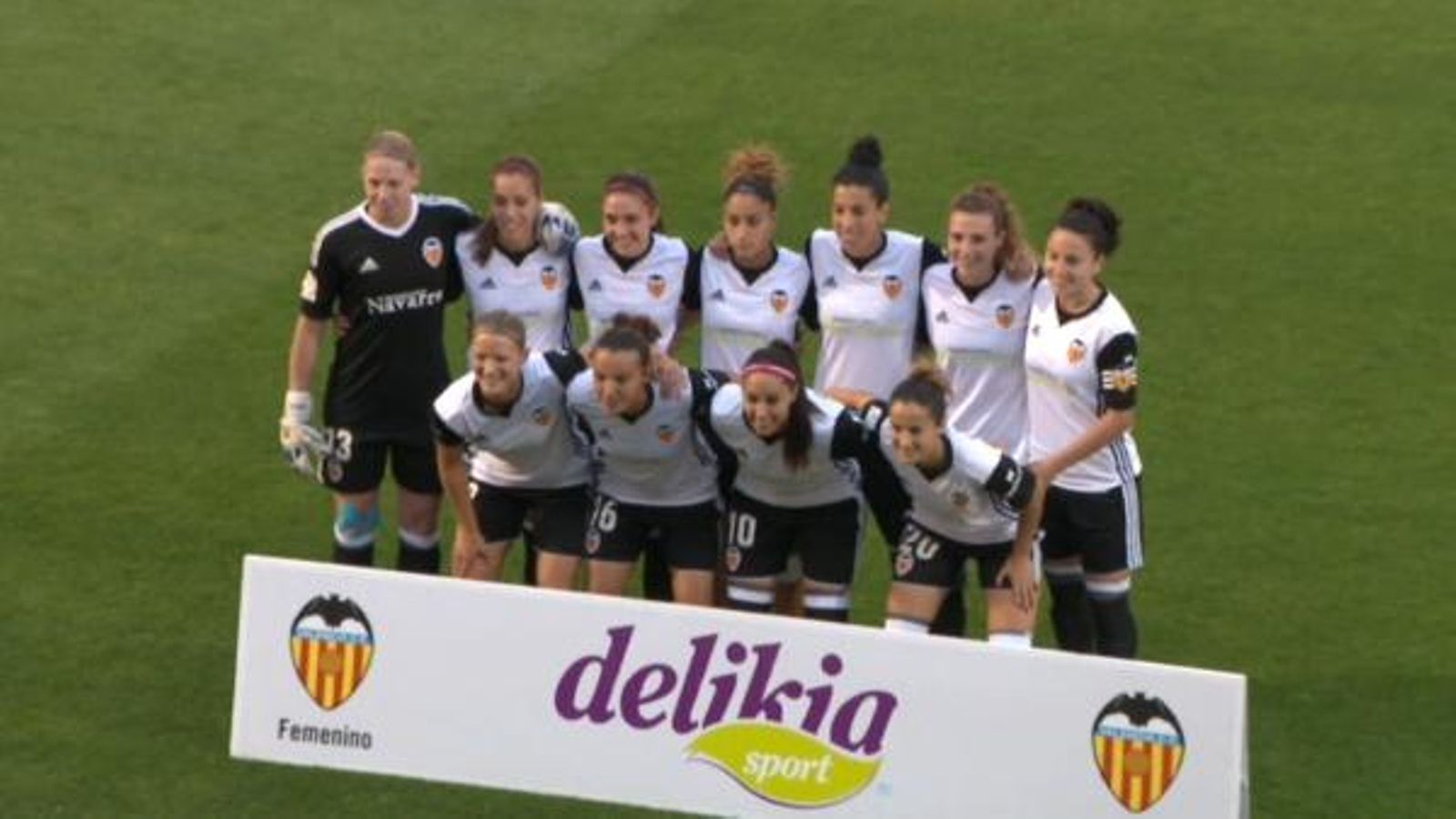 El públic no ha deixat d'animar les jugadores del València, que en cap moment s'han donat per vençudes.