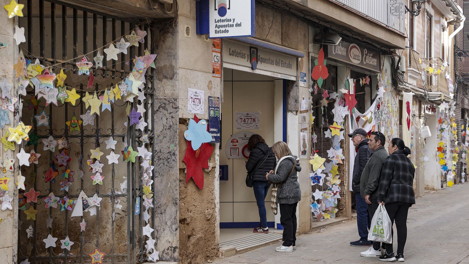 Cues en una administració de loteria de Paiporta