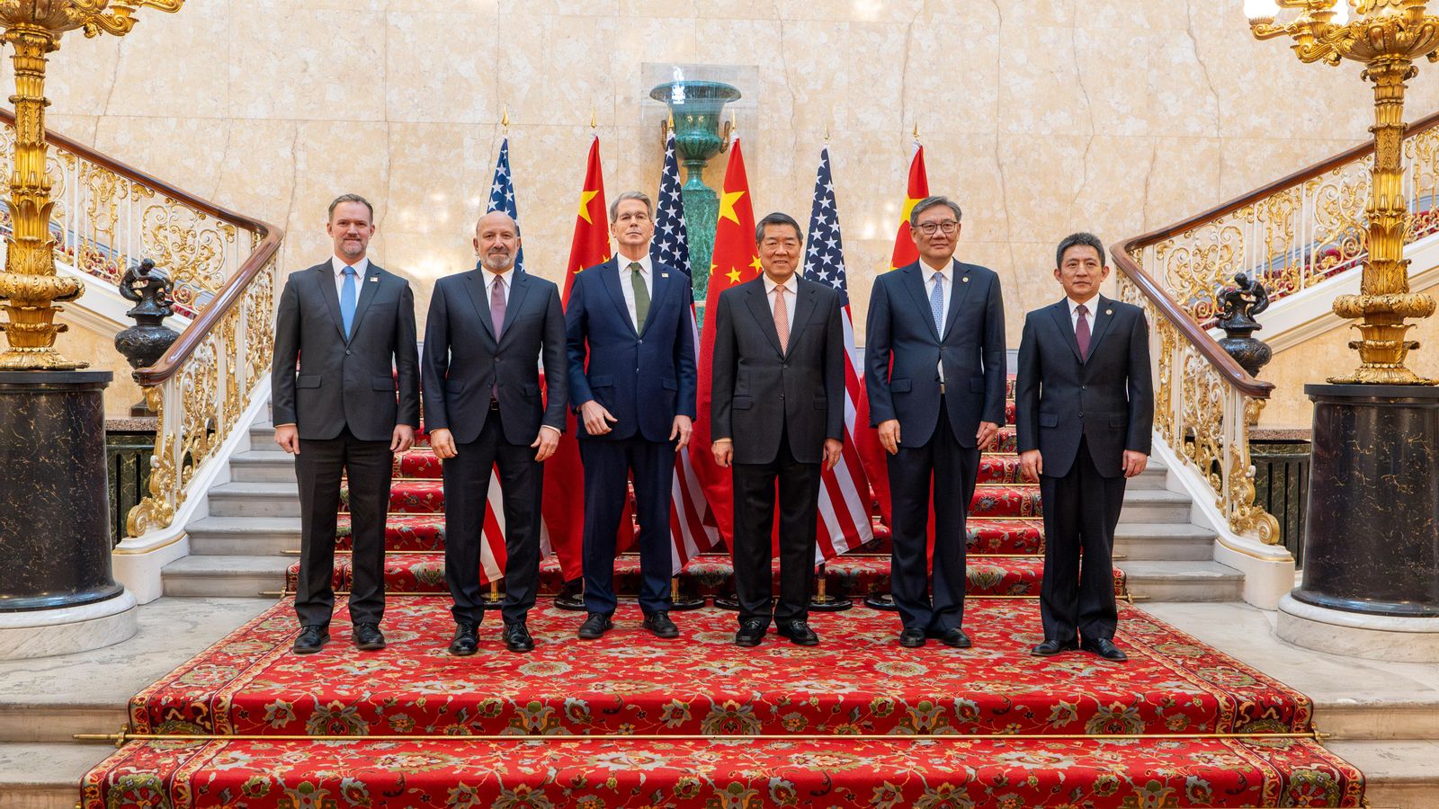 El secretari del Tresor dels EUA, Scott Bessent (3e), i el vice-primer ministre xinés, He Lifeng (3d), durant la trobada de les delegacions dels Estats Units i la Xina, a Londres