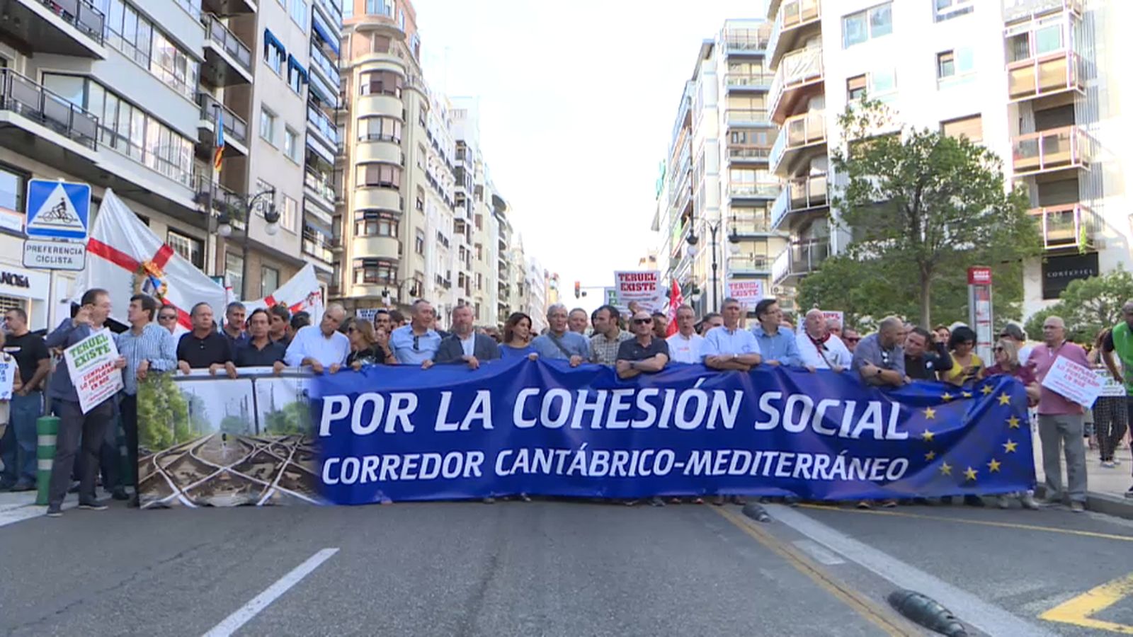 VÍDEO | Milers de manifestants marxen pel corredor cantàbric-mediterrani en València