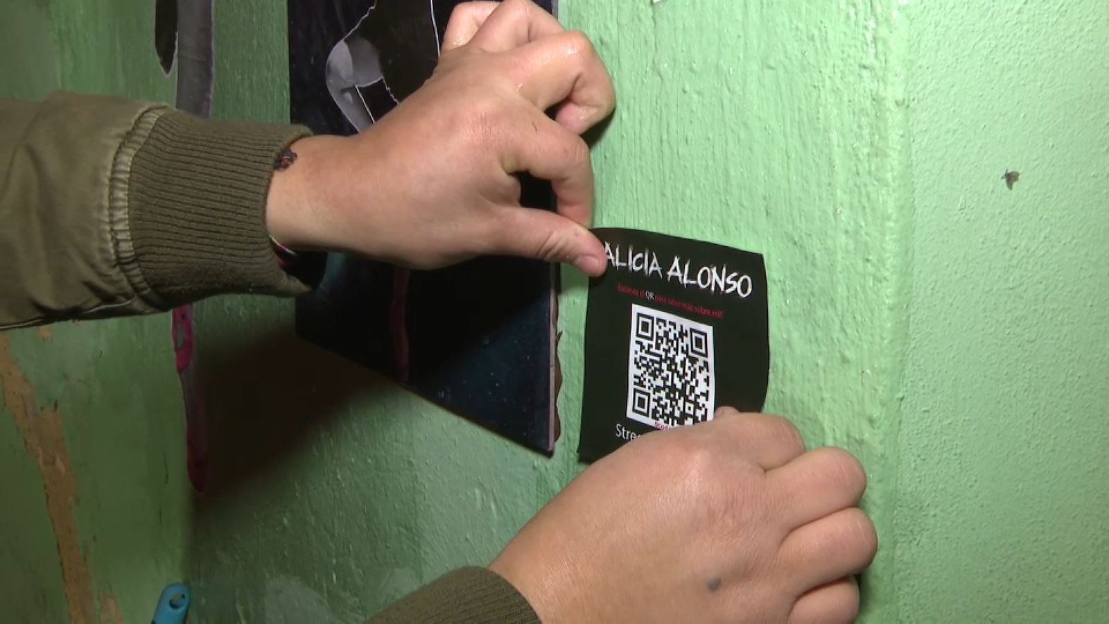 Un dels codis QR que Fiiguers situa al costat del personatge cèlebre perquè l'espectador conega les seues aportacions