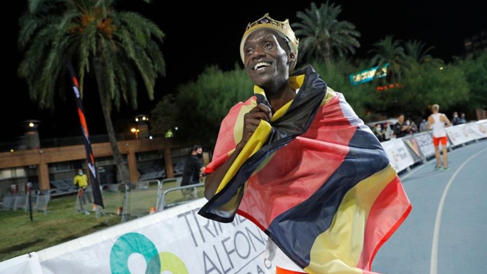Joshua Cheptegei després d'aconseguir el rècord del món en 10.000 metres a València