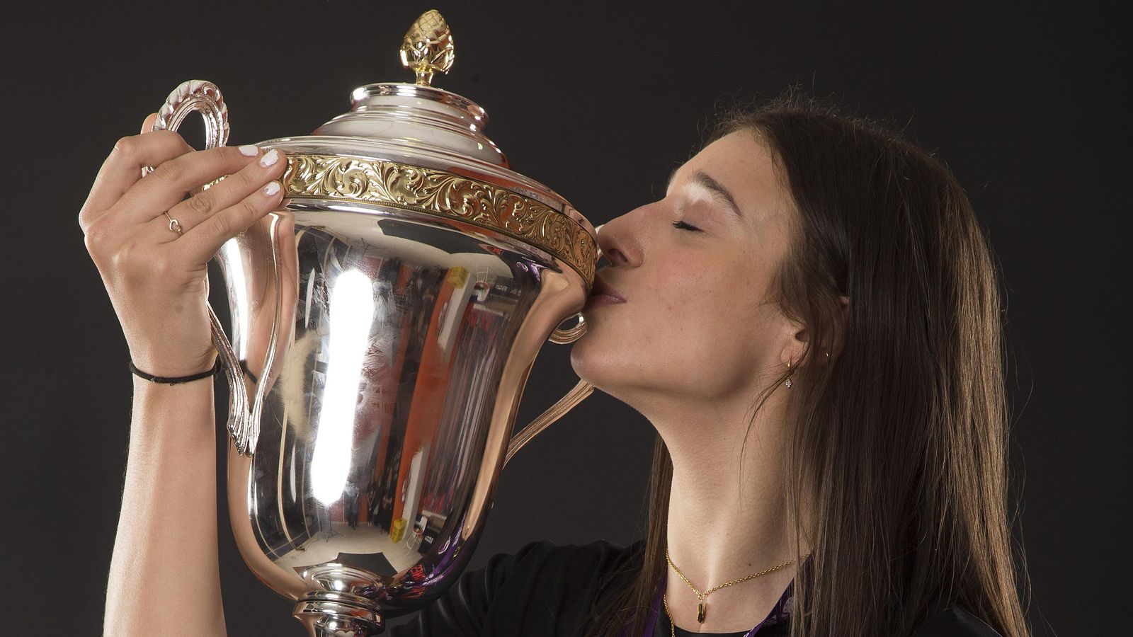 Raquel Carrera amb l'Eurocup Women guanyada per València Basket