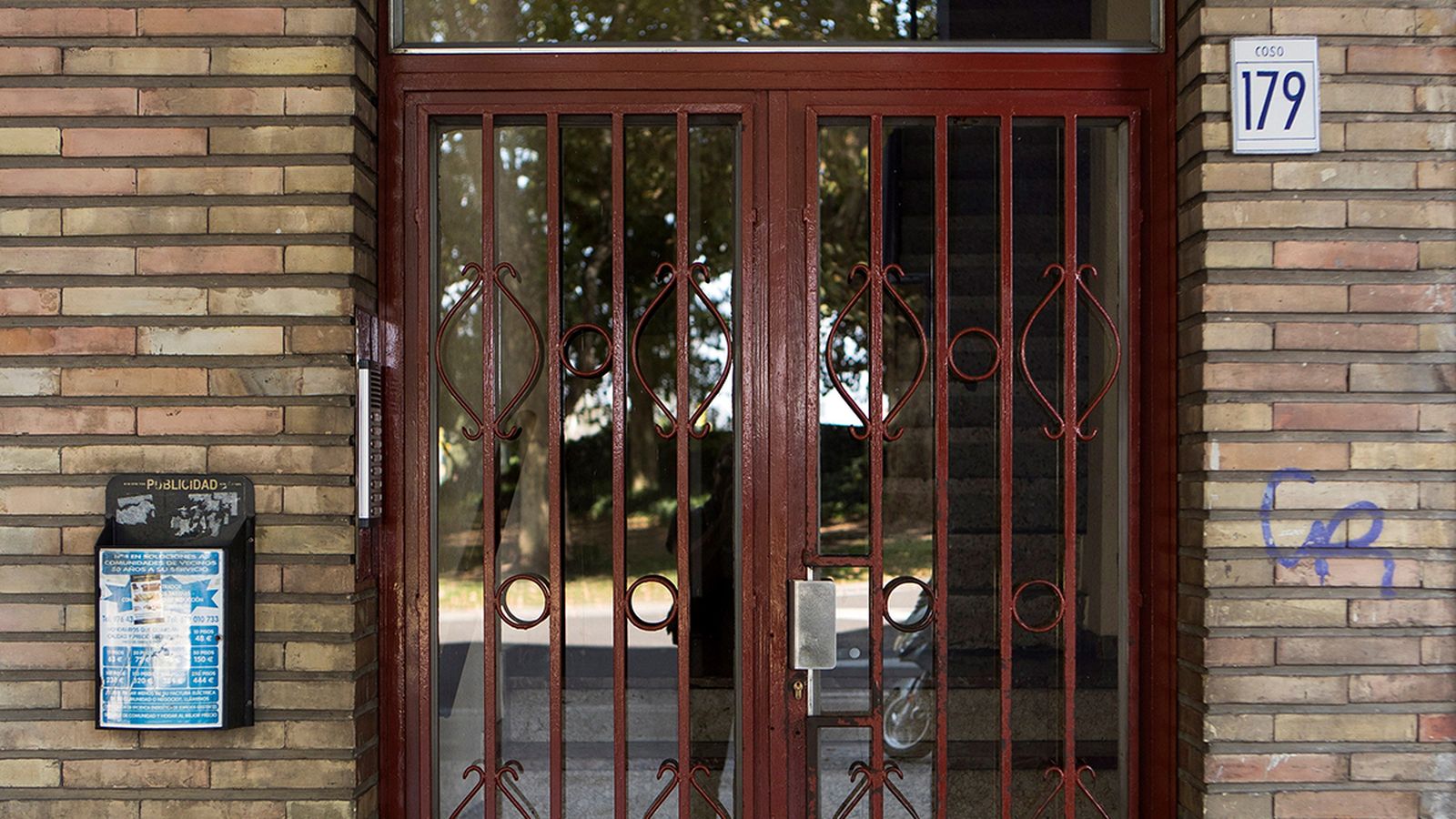 Vista del portal on s'ha trobat el cos sense vida d'una dona de 92 anys assassinada a Saragossa