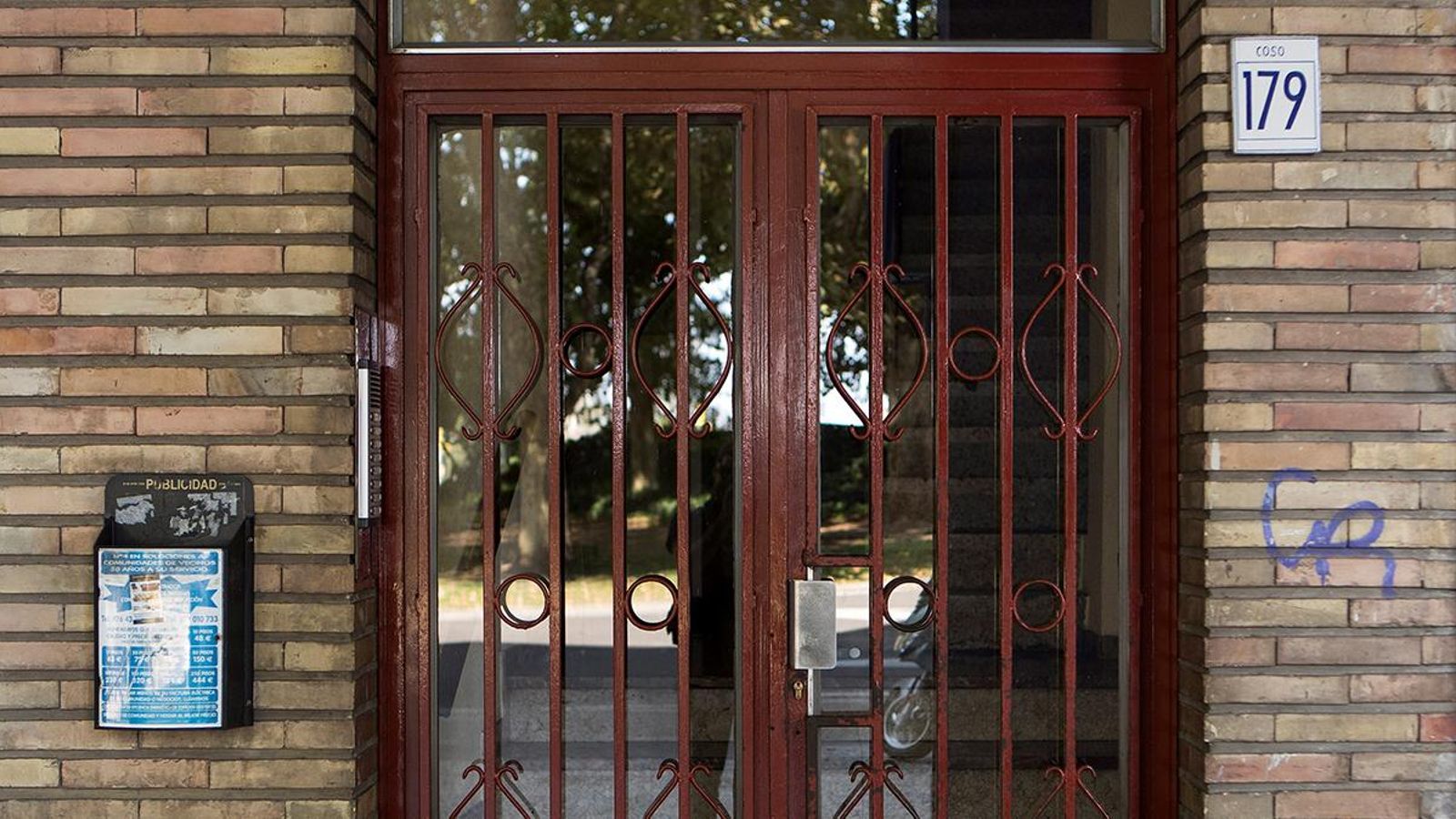 Vista del portal on s'ha trobat el cos sense vida d'una dona de 92 anys assassinada a Saragossa Vista del portal on s'ha trobat el cos sense vida d'una dona de 92 anys assassinada a Saragossa